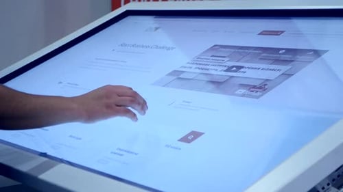 La persona trabaja en un sensor de pantalla grande