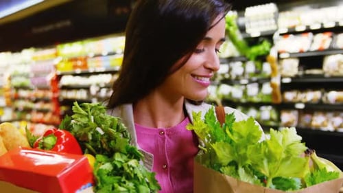 Mulher segurando uma sacola de compras na seção de compras