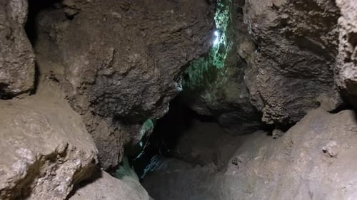 Exploration de la grotte la nuit