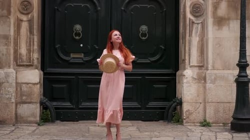 Joven turista examina de cerca las calles de la ciudad vieja de Italia