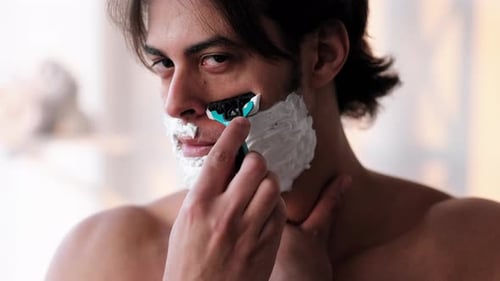 Tratamento cuidadoso de cuidados com a pele masculina de barbear pela manhã