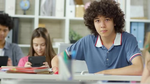 Gruppe von Studierenden mit Tablets