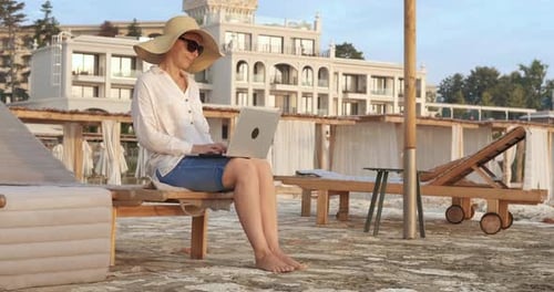 Arbeiten am Laptop im Reiseurlaub.