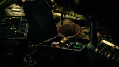 Des trésors dans une grotte sombre avec des pièces, des diamants et de l'or