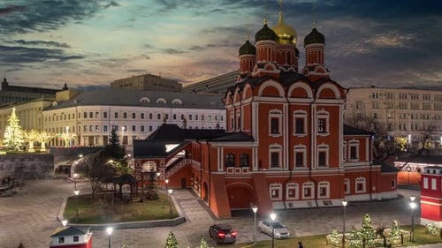 Vista nocturna de la Catedral de la Madre de Dios, signo del antiguo monasterio de Znamensky en Moscú