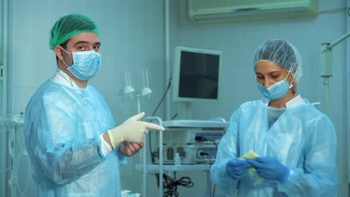 Der Arzt bereitet sich auf die Operation vor