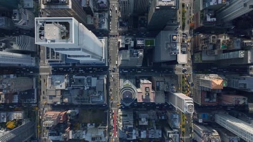 Aéreo Birds Eye Overhead Vista de cima para baixo de veículos dirigindo em ruas largas ao passar