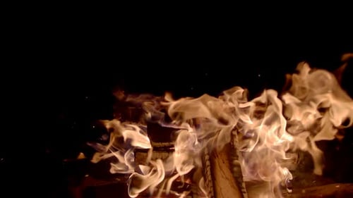 Nahaufnahme von Superzeitlupe einer isolierten Feuerlinie auf schwarzem Hintergrund