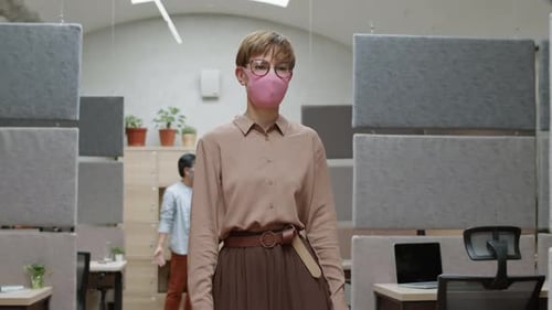 Empresária caucasiana indo ao escritório