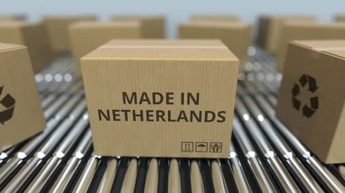 Kartons mit Text MADE IN NETHERLANDS auf Förderband