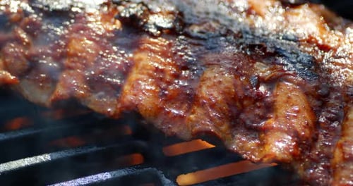 Duftende gegrillte Rippchen mit Rauch