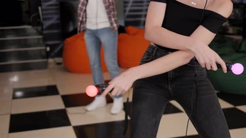 Dos adolescentes jugando Vídeo con unos auriculares de realidad virtual con gafas