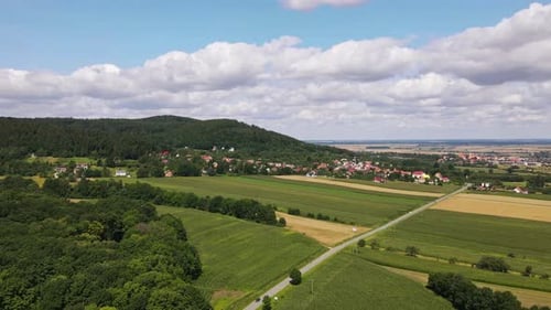 Vue aérienne du village près des montagnes Timelapse