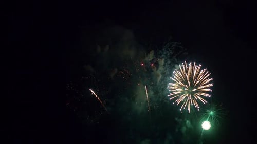 Buntes Feuerwerk bei Nacht auf Himmelshintergrund