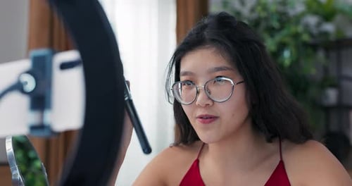 Un principiante hace un Vídeo en las redes sociales con la ayuda de una luz anular y un teléfono