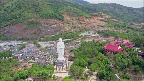 Flycam s'approche d'une grande statue de Bouddha près d'un temple contre