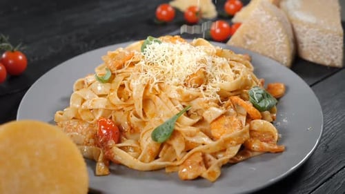 Essen im Restaurant in Zeitlupe kochen