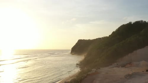 Strand bei Sonnenuntergang Berge und Sand