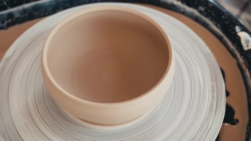 Coupe en argile qui tourne sur un tour de potier. L'assiette en argile tourne sur un tour de potier.