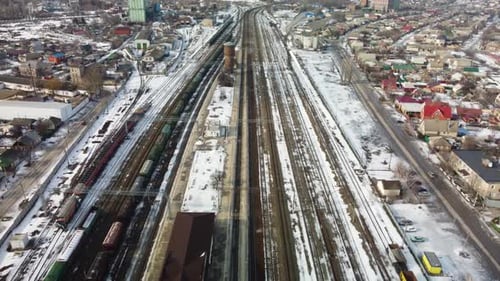 Bahnstation im Winter aus der Vogelperspektive