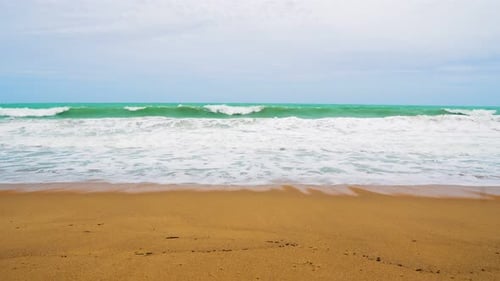 Meereswellen an einem sonnigen Tag am Strand