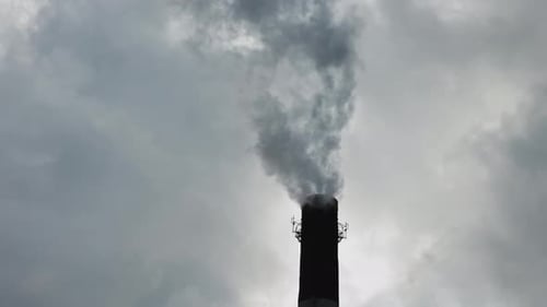 Rauch und Dampf aus dem Heizraum oder Fabrikrohr. Umweltemissionen, Umweltverschmutzung und globale