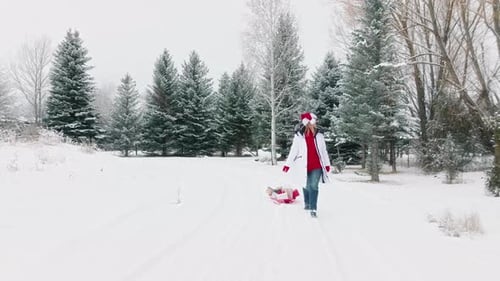Le Père Noël sort des boîtes à cadeaux avec des nœuds dorés et rouges la veille de Noël
