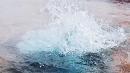 Zone géothermique en Islande : superbe eau bouillante et claire dans la vallée du soufre