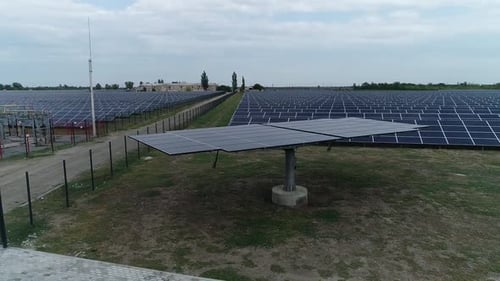 Sonnenkollektoren auf einer Struktur, die sie dem Sonnenlicht zuwendet Moderne Technologie