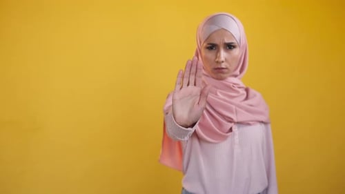 Señal de rechazo de mujer con «Stop Hand No gesture»