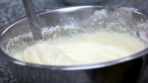 Nahaufnahme Rührteig-Metallschale