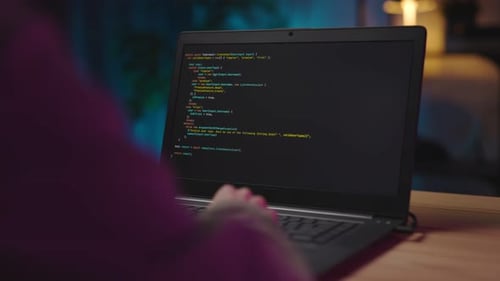 Mulher programando no laptop