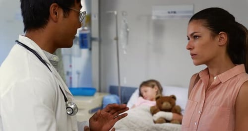 Médecin interagissant avec une femme