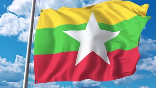 Wehende Flagge von Myanmar auf Himmelshintergrund