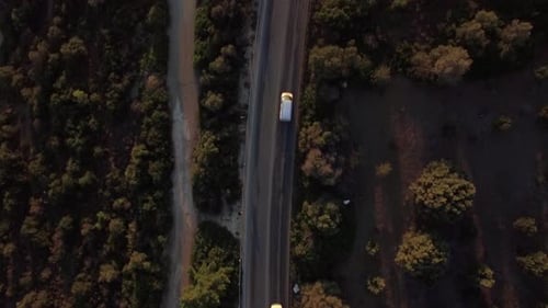 Überfliegen von Autos, die auf der Straße im Land fahren, Griechenland