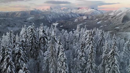 Bei Sonnenaufgang über Winterhügel fliegen