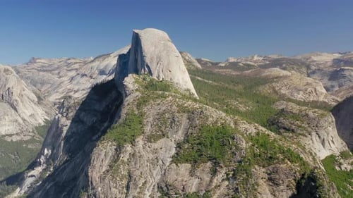 Vista panorámica de Sierra Nevada con acantilado de media cúpula en el centro. Parque Nacional de Yosemite