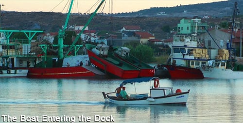 Das Boot betritt das Dock