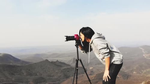 Mädchen schauen durch die Kamera Sucher auf Fototour