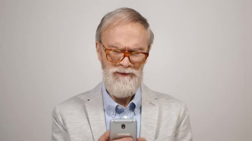 Verärgerter alter Mann benutzt Telefon im Studio