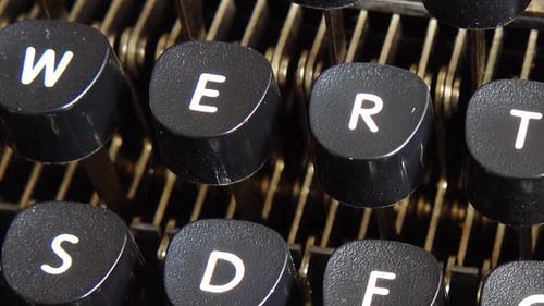 Gros plan des clés de machine à écrire vintage.