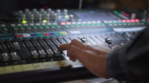 Professionelles Audiomischpult Radio- und Fernsehübertragung Tonproduzent Hand verwendet Fader