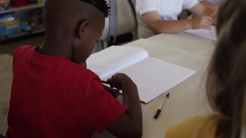 Grupo de crianças estudando na classe