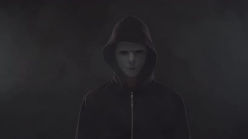 Retrato de hacker informático con capucha. Rostro oscuro oscurecido.