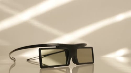 Aktive 3D-TV-Brille batteriebetrieben auf weißer Oberfläche langsame Neigung 4K 2160p UltraHD-Aufnahmen - Neigen