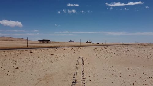 Alte Eisenbahn und eine moderne Straße durch die Namib-Wüste, extremes Gelände, Afrika