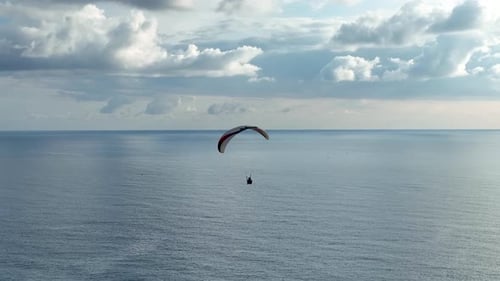4K-Luftaufnahme des Fallschirmspringers fliegen