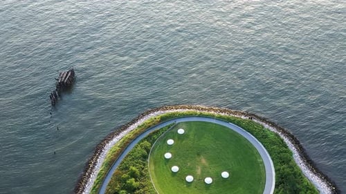 plan aérien de haut en bas, puis inclinaison vers le haut depuis la zone verte du parc pour révéler le coucher du soleil à l'heure d'or et le nouveau