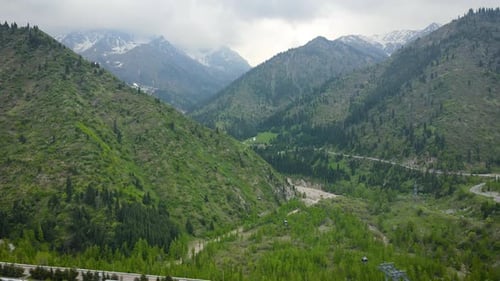Barrage aérien de Medeo dans la montagne à Almaty