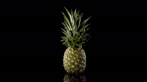 Diviser l'ananas en tranches sur fond noir